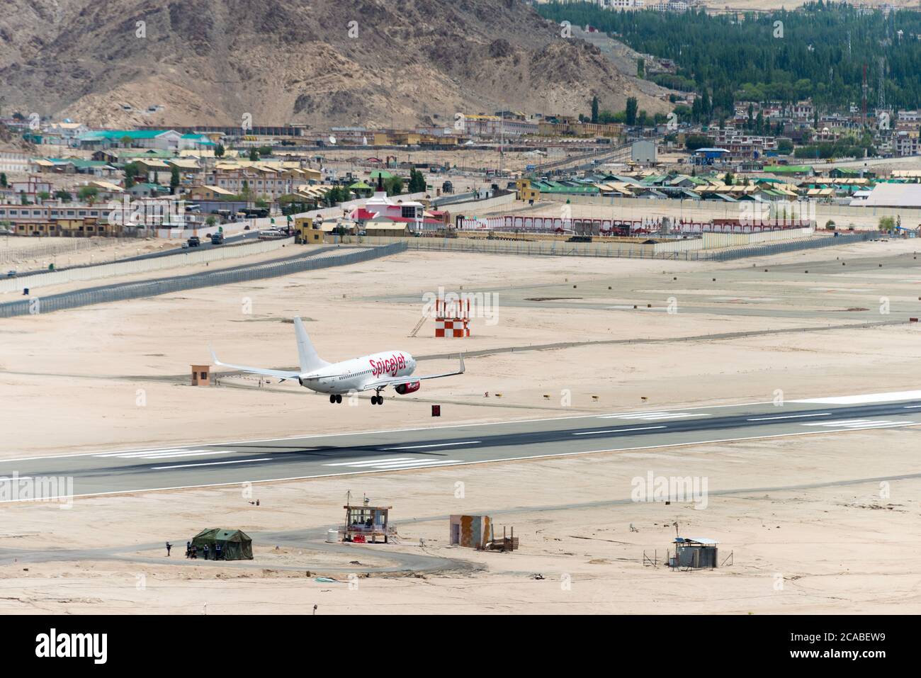 Ladakh, Indien - Spicejet Boeing 737 Landung am Flughafen Leh (Kushok Bakula Rimpochee Airport) Blick vom Kloster Spituk in Ladakh, Indien. Stockfoto