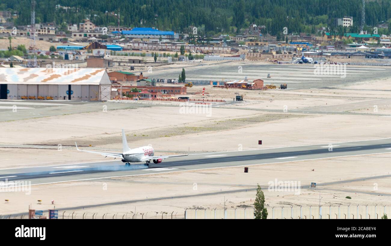Start- und Landebahn Polderbaan, Spice Jet Boeing 737, mit Gummirauch am Flughafen Leh (Kushok Bakula Rimpochee Airport) in Ladakh, Indien. Stockfoto