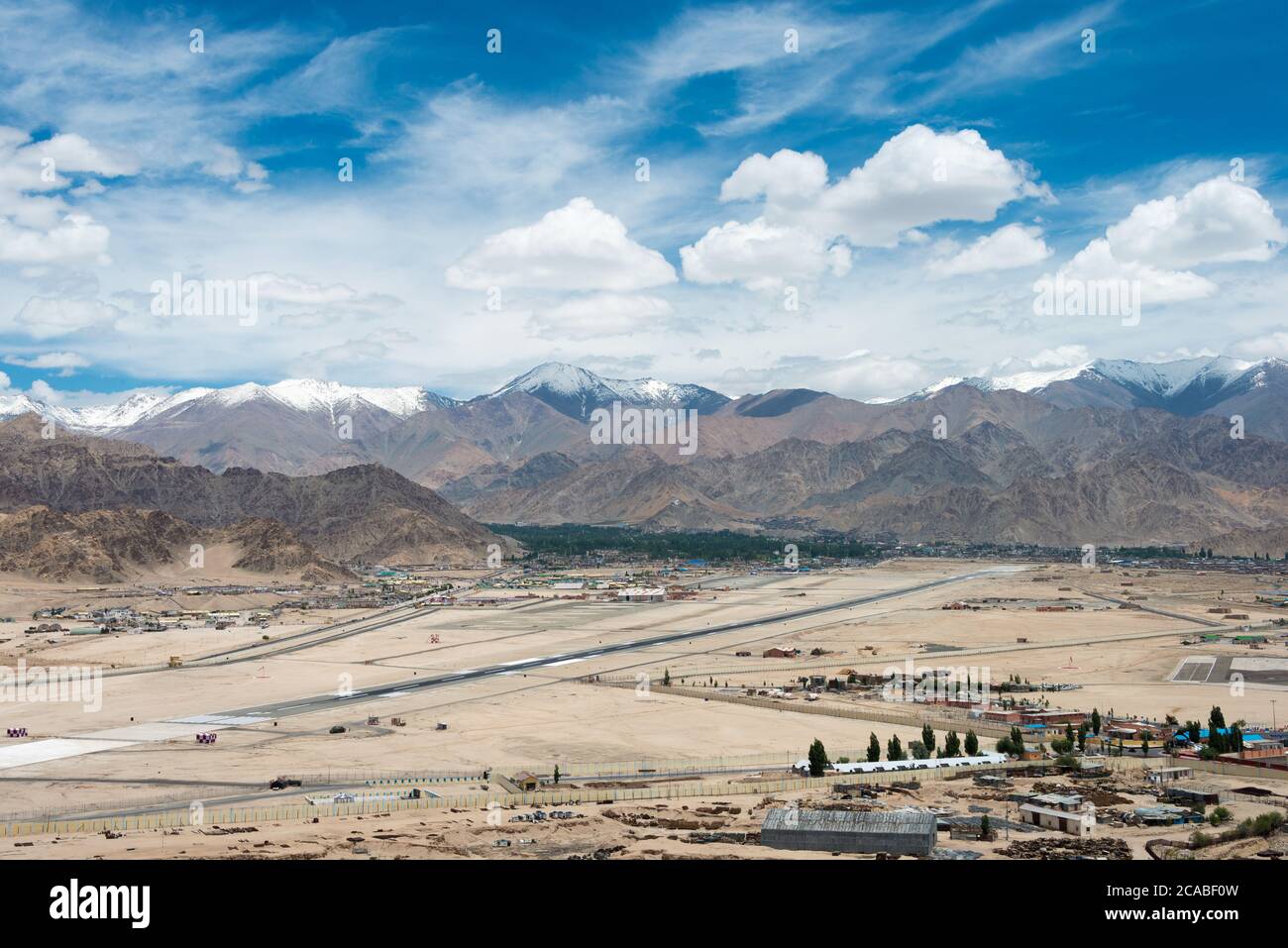 Ladakh, Indien - Leh Flughafen (Kushok Bakula Rimpochee Flughafen) Blick vom Spituk Kloster in Ladakh, Jammu und Kaschmir, Indien. Stockfoto