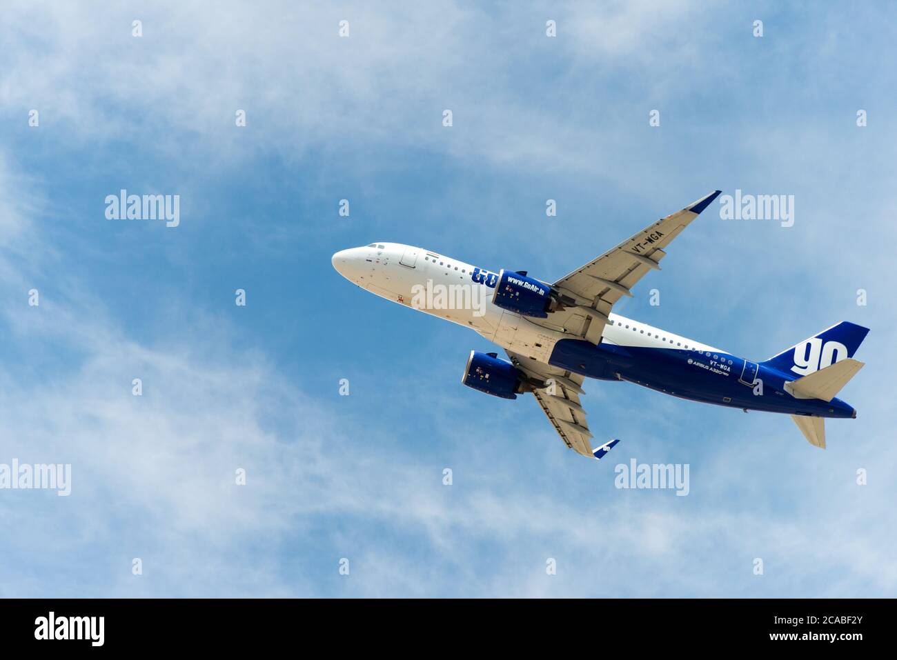 GoAir Airbus A320neo fliegt in den Himmel vom Flughafen Leh (Kushok Bakula Rimpochee Airport) Blick vom Kloster Spituk in Ladakh, Indien. Stockfoto