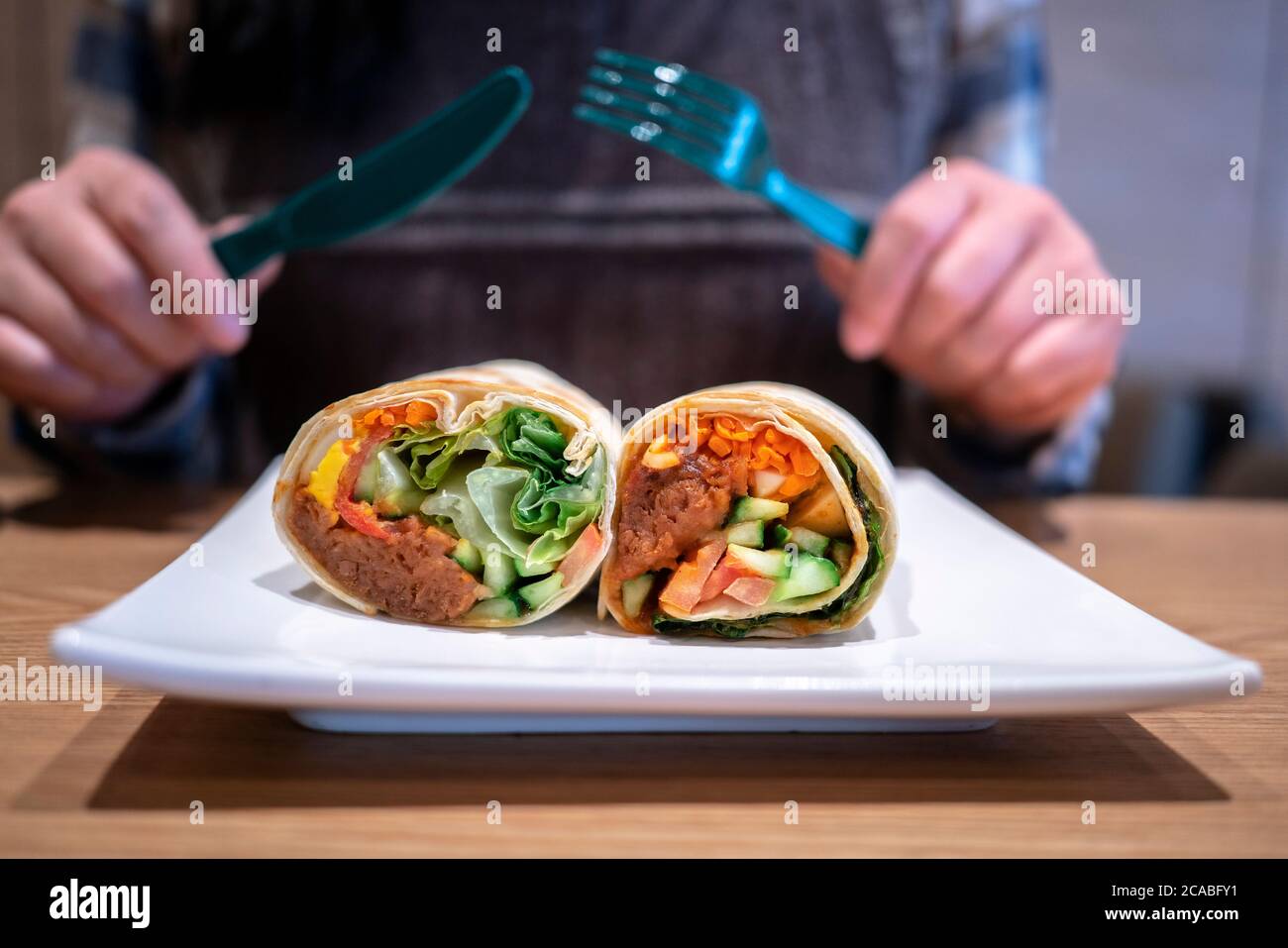 Darüber hinaus Fleischbrötchen gefüllt mit alternativen Rindfleisch und Gemüse, in Starbucks Café auf dem chinesischen Markt verkauft. Stockfoto