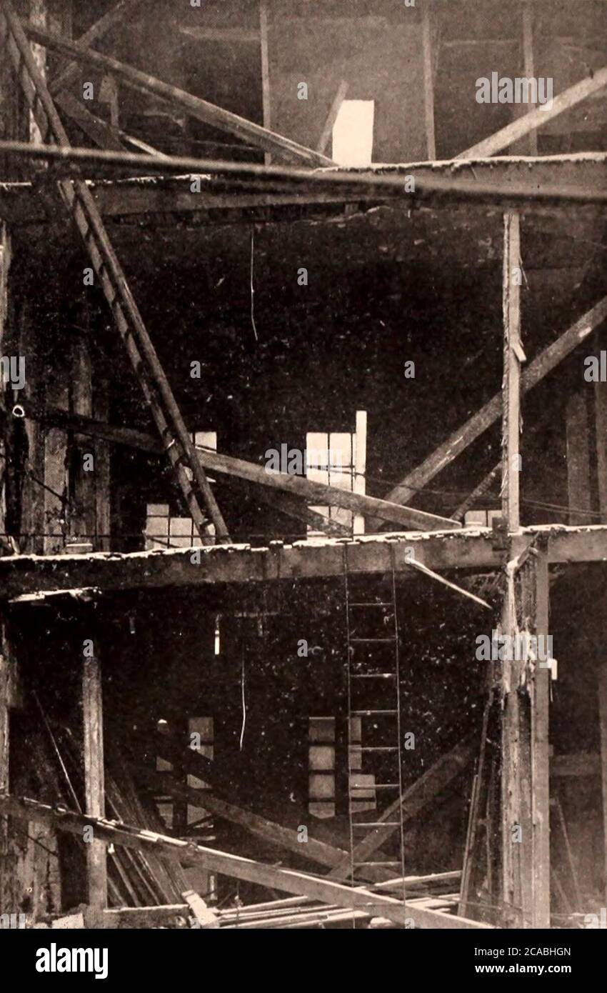 Umzug des Monroe House in New York City, 1925. Das Haus erlitt während des Umzugses erhebliche strukturelle Schäden und wurde 1927 zerstört Stockfoto