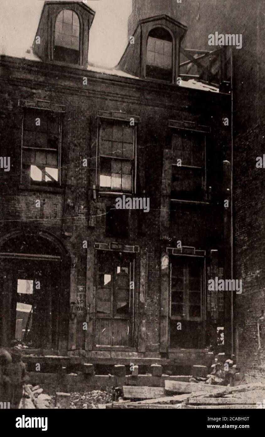 Umzug des Monroe House, Vorderansicht, New York City, um 1925. Das Haus erlitt während des Umzugses erhebliche strukturelle Schäden und wurde 1927 zerstört Stockfoto