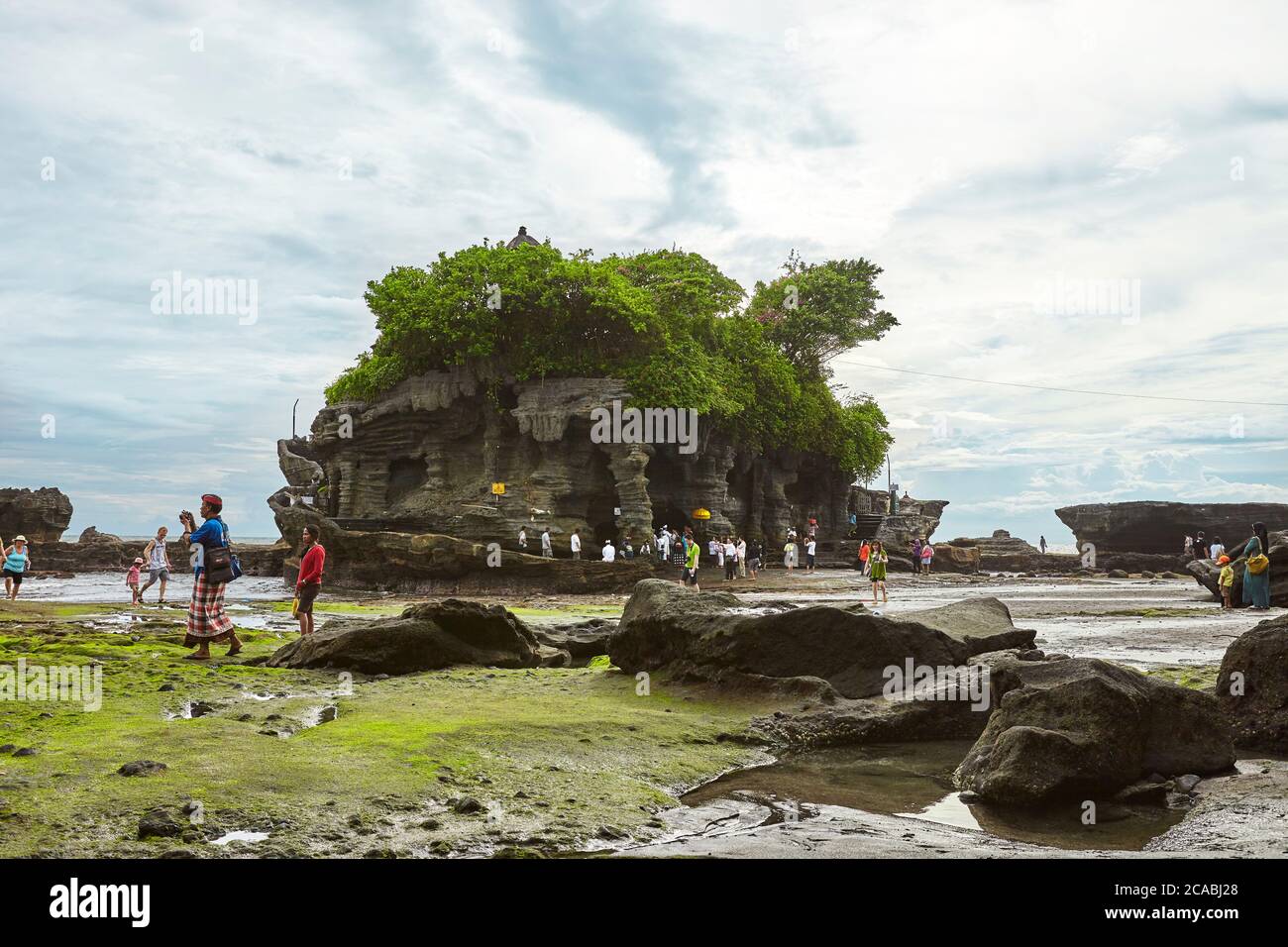 Riesiger Felsen des Tanah Lot balinesischen hinduismus-Tempels Stockfoto