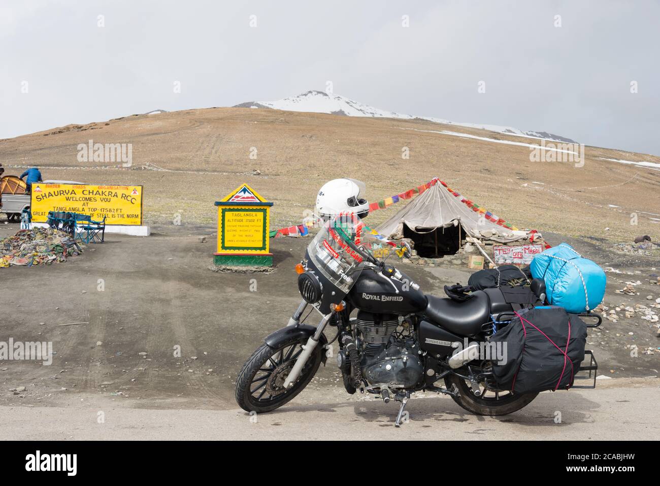 Ladakh, Indien - Royal Enfield Motorrad am Taglang La Pass auf dem Leh-Manali Highway in Ladakh, Jammu und Kaschmir, Indien. Stockfoto