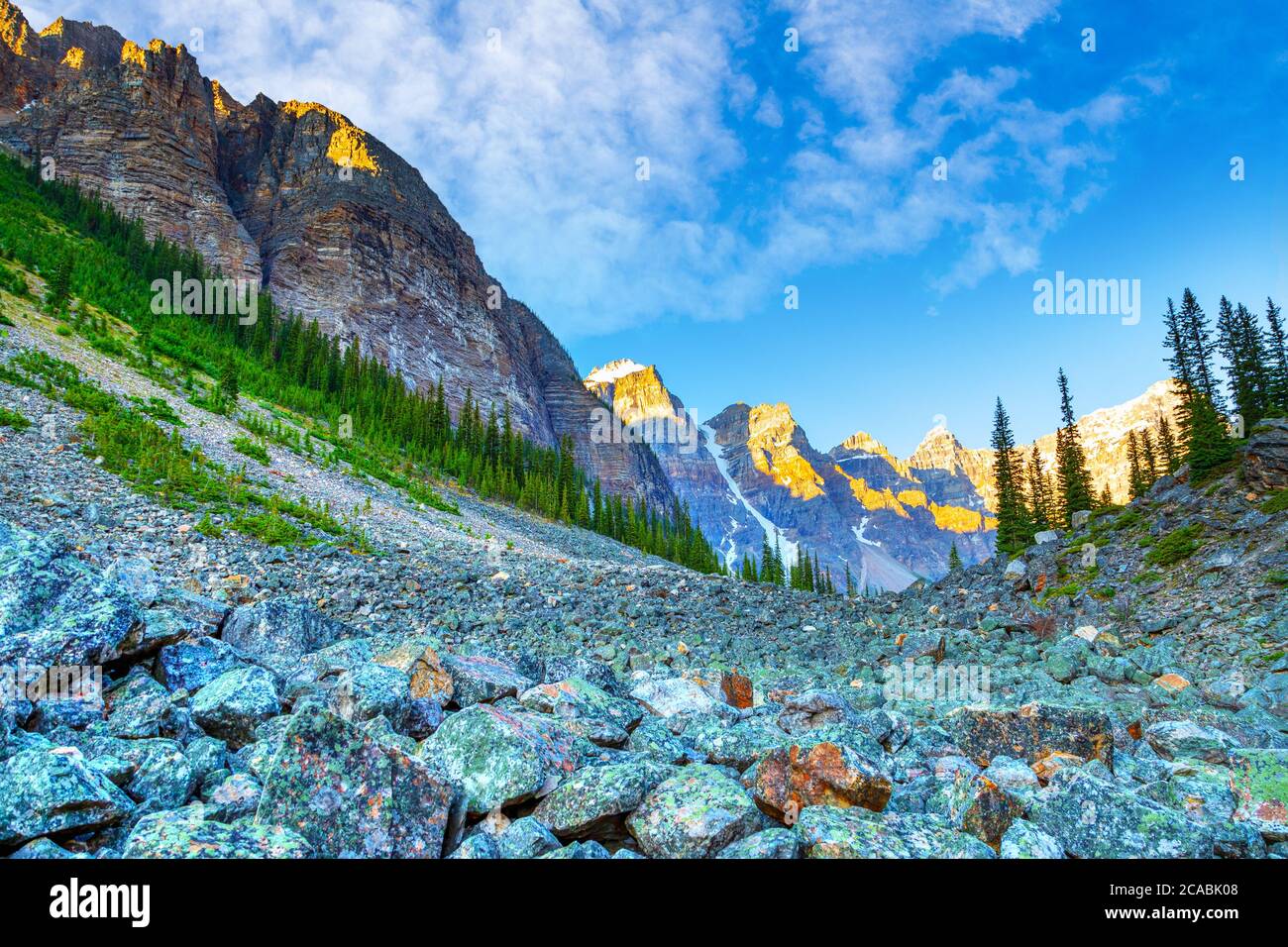 Geröllhänge unterhalb des Turms von Babel entlang des Consolation Lakes Trail nahe Moraine Lake im Banff National Park, mit Boulderfeld und dem Tal der zehn Stockfoto