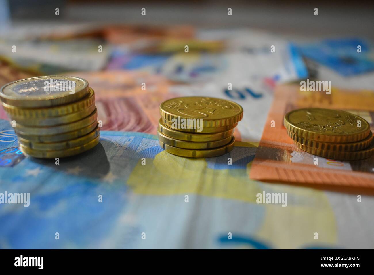 Nahaufnahme von Euro-Scheinen und Münzen aufeinander Stockfoto