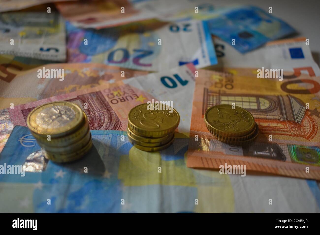 Nahaufnahme von Euro-Scheinen und Münzen aufeinander Stockfoto
