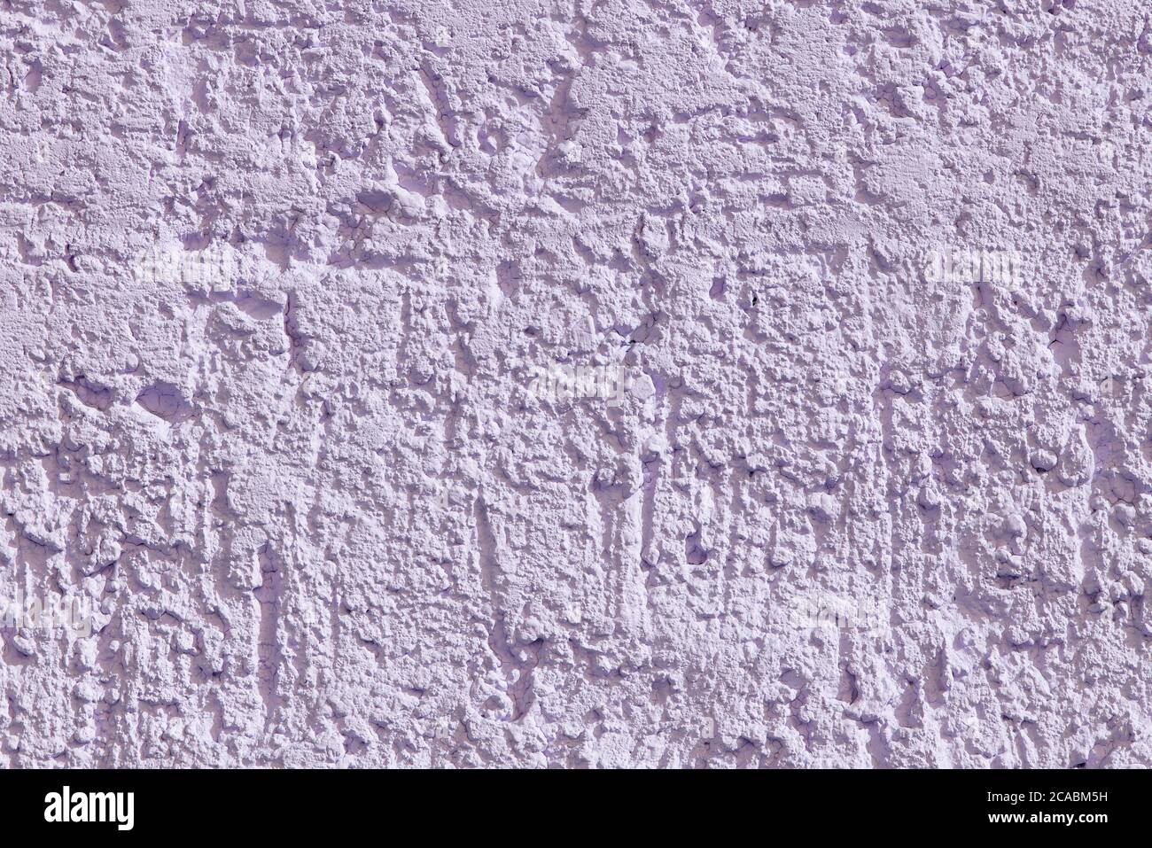 Violett strukturierter Putz in einer Nahaufnahme Stockfoto