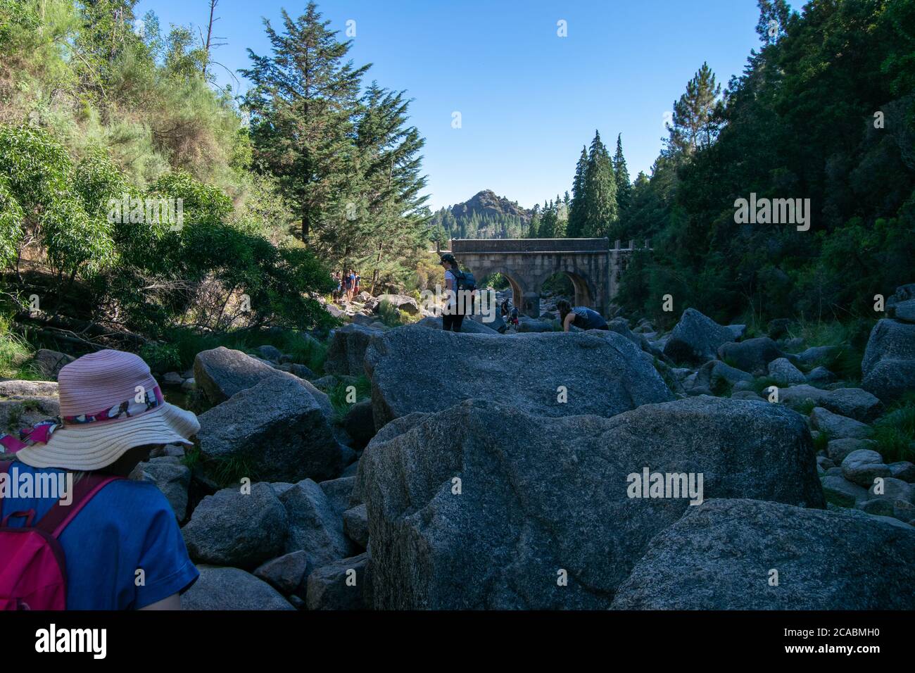 Nationalpark Gerês in Portugal - Parque nacional Peneda Gerês Cascata do Arado Wasserfall Rückkehr zur Arado Brücke Richtung Stockfoto