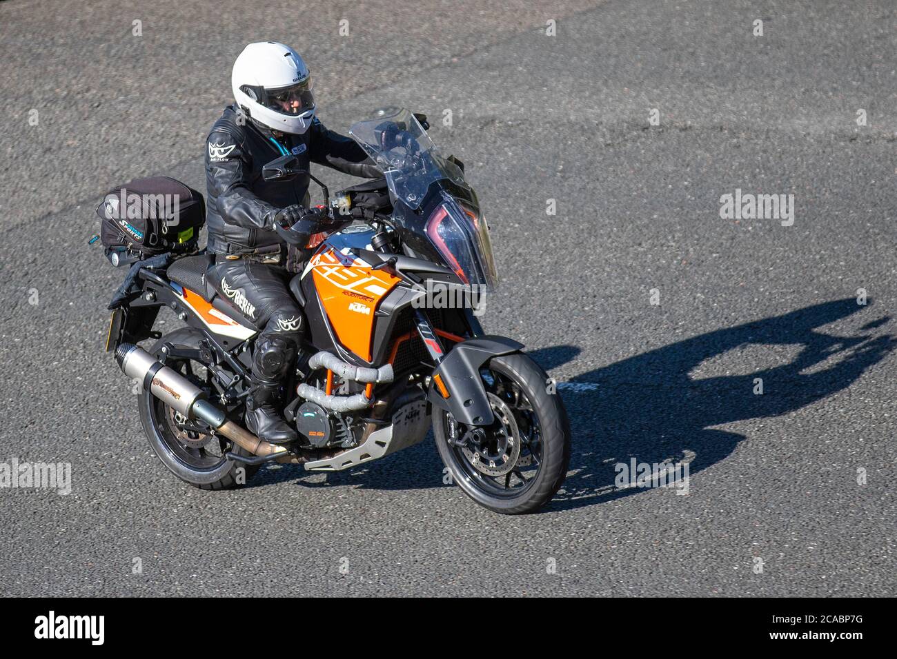 KTM Adventure S; Motorradfahrer; Zweiradtransport, Motorräder, Fahrzeug, Straßen, Motorräder, Motorradfahrer fahren in Chorley, Großbritannien Stockfoto