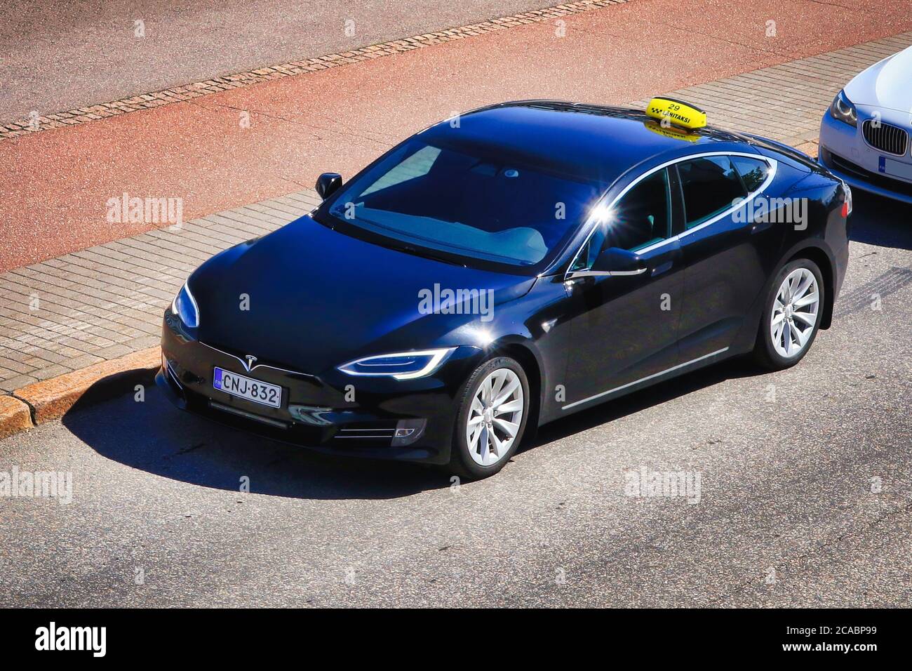 Tesla Model S Elektroauto-Taxi wartet auf Passagiere von Tallink Silja Autofähre im Olympia Terminal, Hafen von Helsinki, Finnland. Juli 2020. Stockfoto