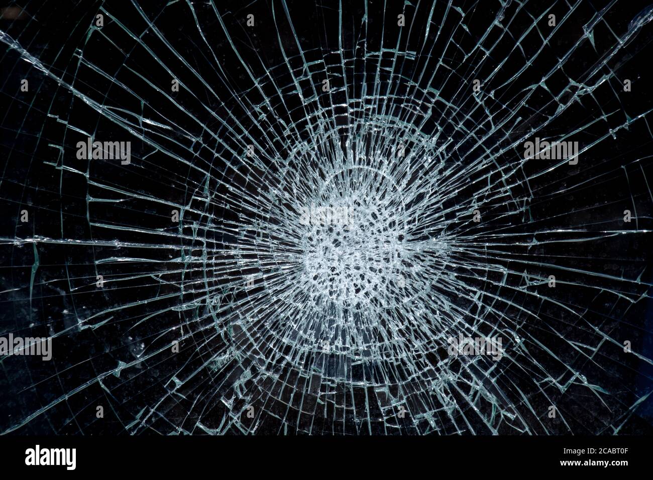Zerbrochenes Glas auf schwarzem Hintergrund, kaputtes Fenster  Stockfotografie - Alamy