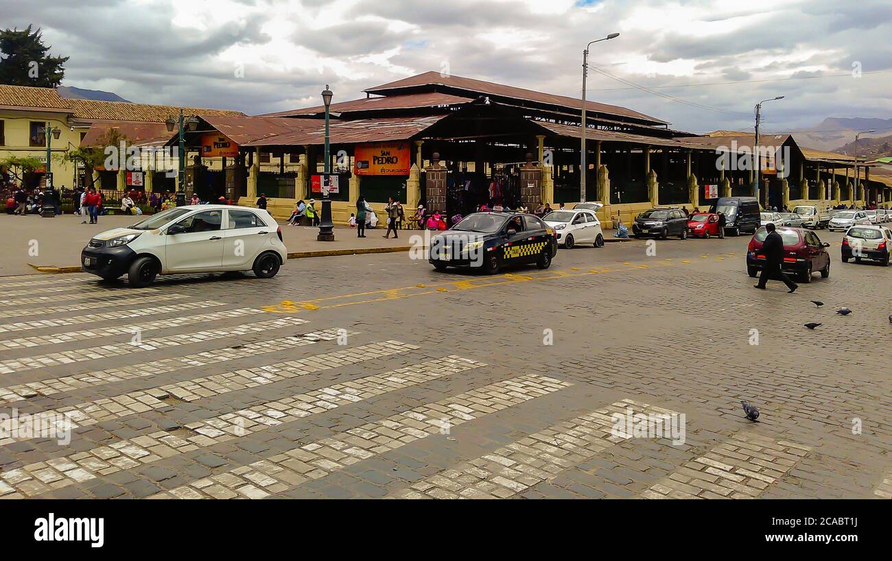 CUSCO, PERU - 01. Okt 2019: Cusco, Peru: streetview. Alte Architektur und Stadtlandschaft Stockfoto