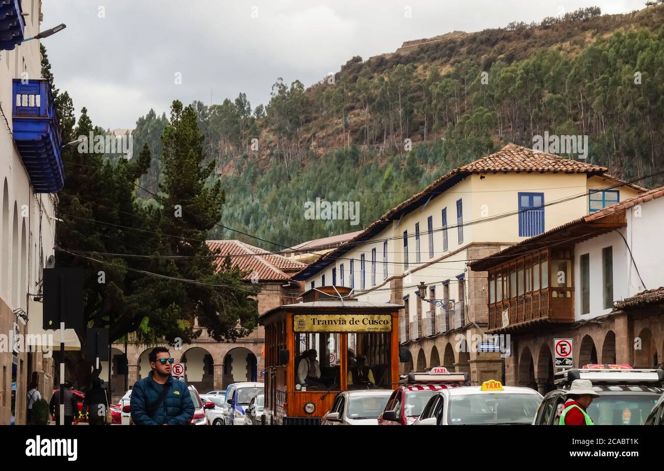 CUSCO, PERU - 01. Okt 2019: Cusco, Peru: streetview. Alte Architektur und Stadtlandschaft Stockfoto