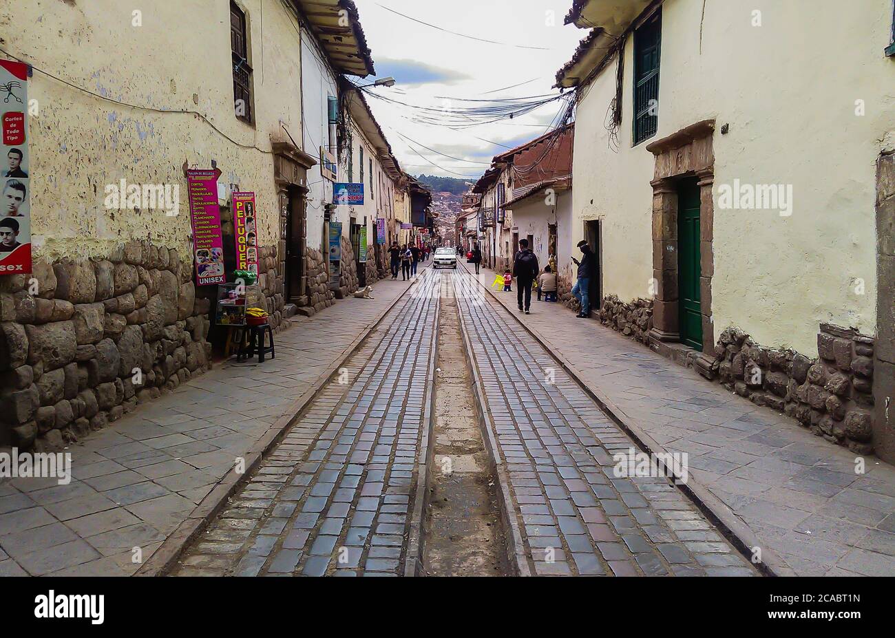 CUSCO, PERU - 01. Okt 2019: Cusco, Peru: streetview. Alte Architektur und Stadtlandschaft Stockfoto