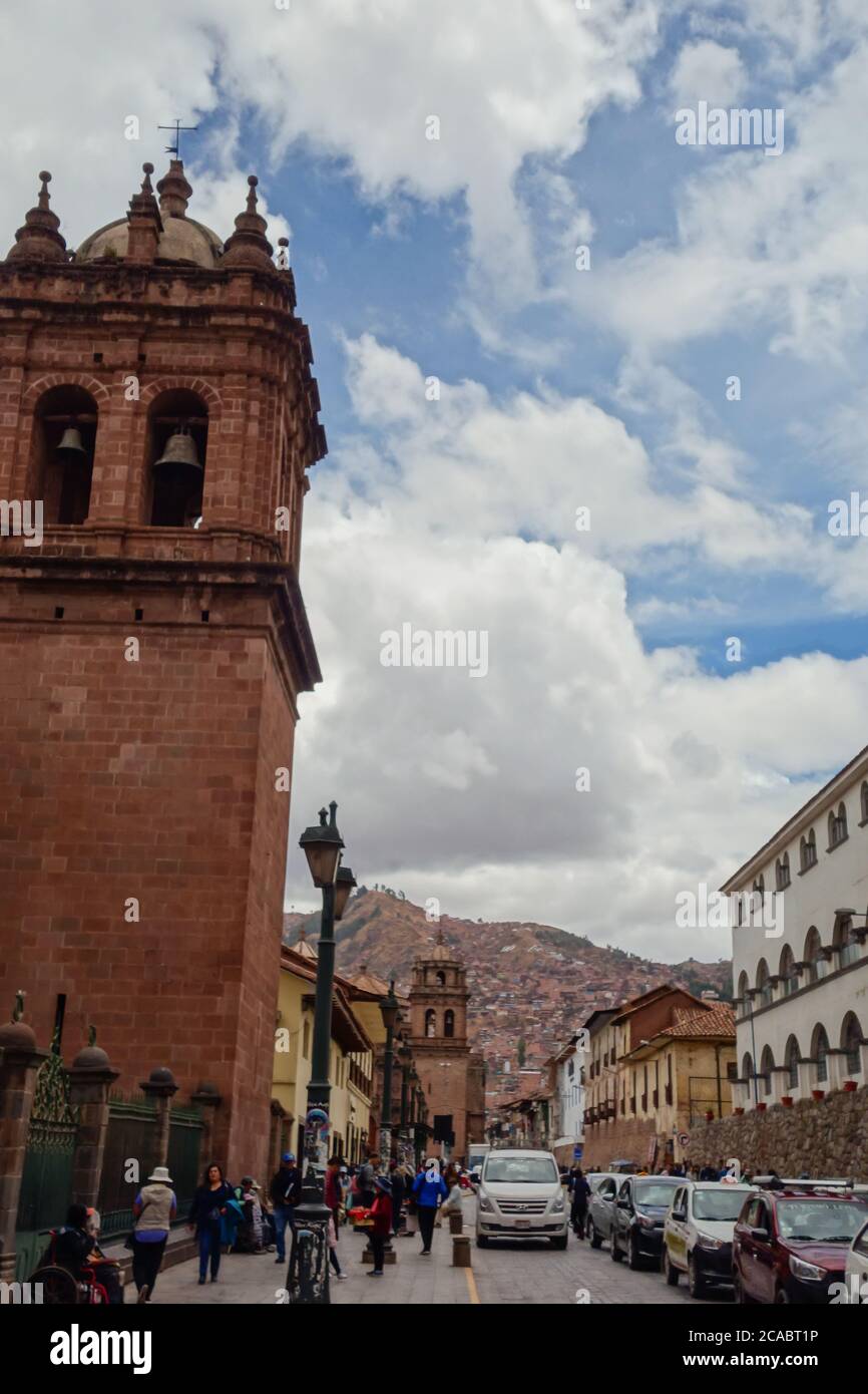 CUSCO, PERU - 01. Okt 2019: Cusco, Peru: streetview. Alte Architektur und Stadtlandschaft Stockfoto