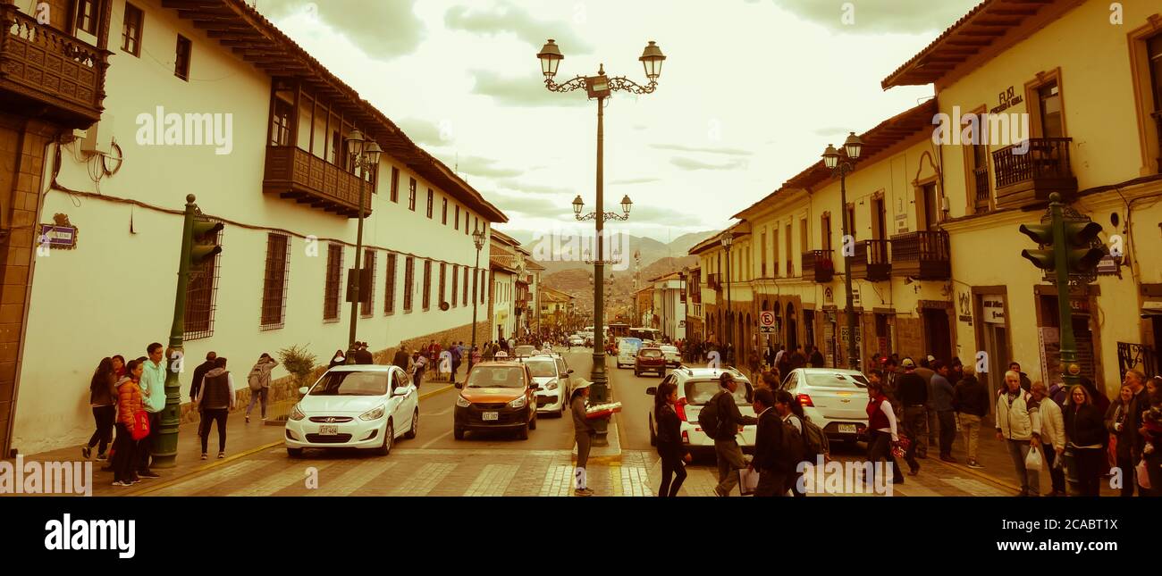 CUSCO, PERU - 01. Okt 2019: Cusco, Peru: streetview. Alte Architektur und Stadtlandschaft Stockfoto