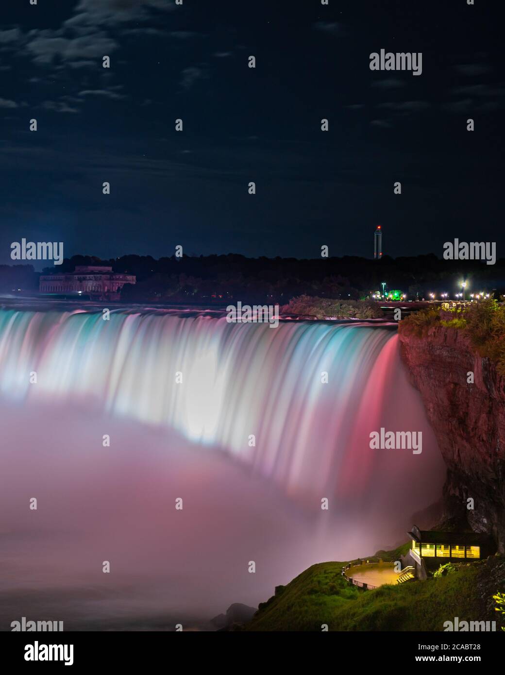 Niagara-Fälle bei Nacht beleuchtet Stockfoto