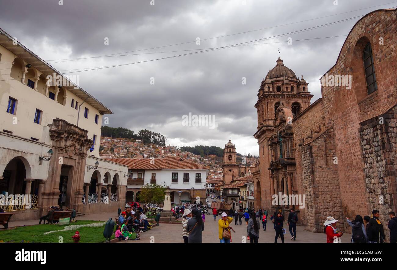 CUSCO, PERU - 01. Okt 2019: Cusco, Peru: streetview. Alte Architektur und Stadtlandschaft Stockfoto