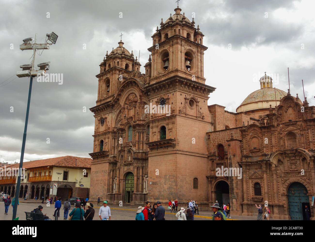 CUSCO, PERU - 01. Okt 2019: Cusco, Peru: streetview. Alte Architektur und Stadtlandschaft Stockfoto