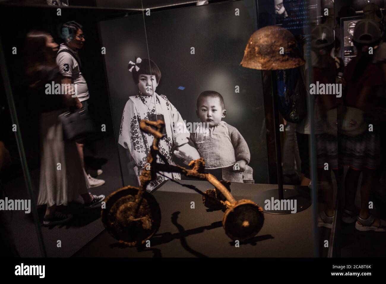 Ein verbranntes kleines Fahrrad, das im Hiroshima Peace Memorial Museum gesehen wurde.das Hiroshima Peace Memorial Museum befindet sich im Hiroshima Peace Memorial Park und wurde 1955 gegründet, 10 Jahre nach dem Atombombenanschlag in Hiroshima und Nagasaki. Stockfoto