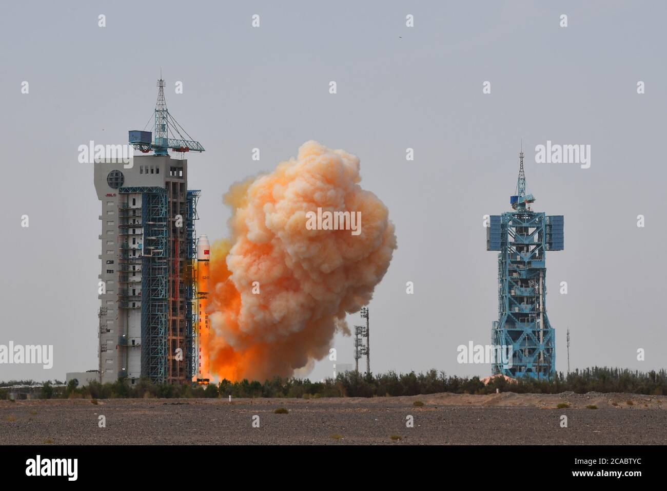 Jiuquan, Jiuquan Satellite Launch Center im Nordwesten Chinas. August 2020. Eine lange Marsch-2D Trägerrakete mit dem Satelliten Gaofen-9 04 wird vom Jiuquan Satellite Launch Center im Nordwesten Chinas am 6. August 2020 gestartet. China startete erfolgreich einen neuen optischen Fernerkundungssatelliten aus dem Jiuquan Satellite Launch Center um 12:01 Uhr Donnerstag (Pekinger Zeit). Quelle: Wang Jiangbo/Xinhua/Alamy Live News Stockfoto