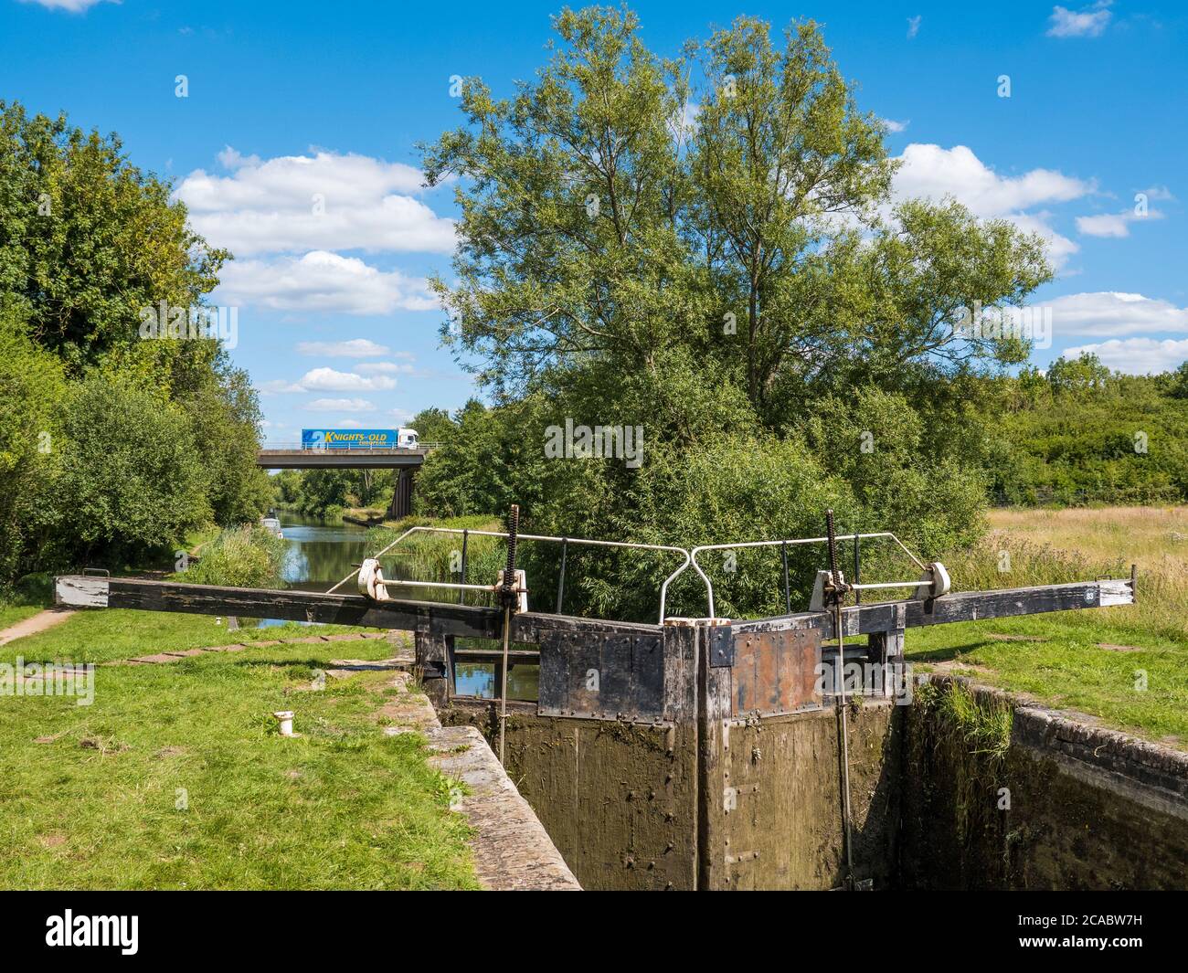 Higgs Lock, Kennet und Avon Canal, mit Newbury Bypass im Hintergrund, Newbury, Berkshire, England, UK, GB. Stockfoto