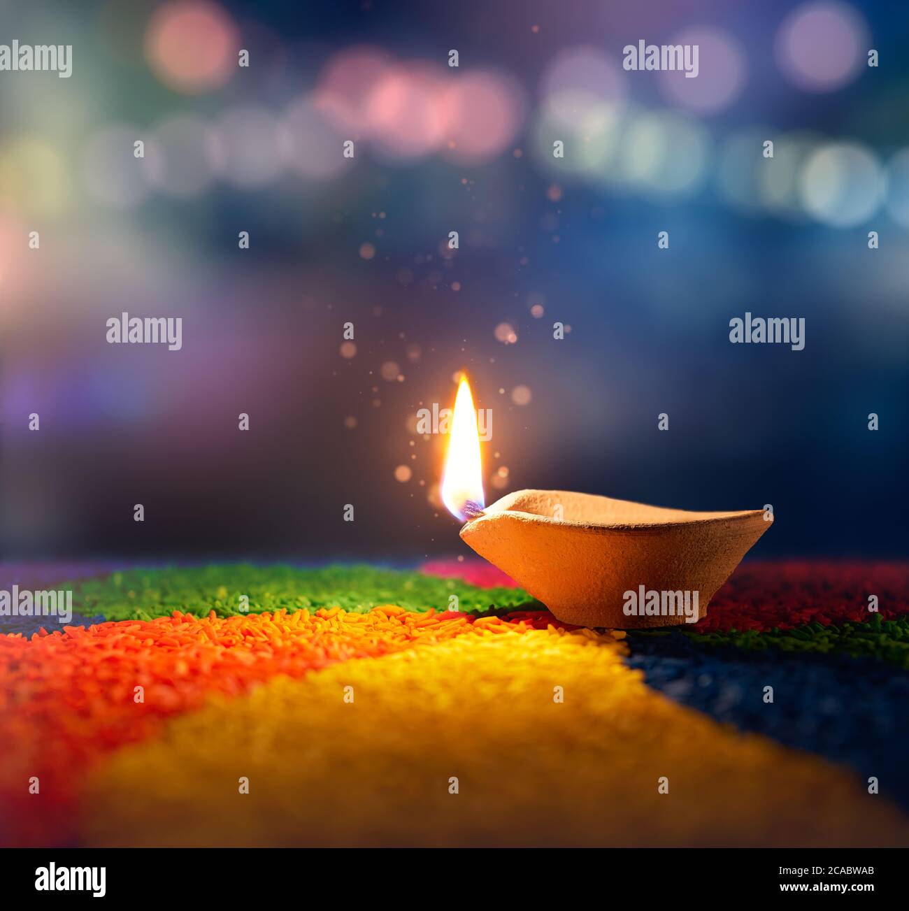 Happy Diwali, beleuchtete Diya-Lampe auf einem abtract Hintergrund mit geringer Schärfentiefe Stockfoto