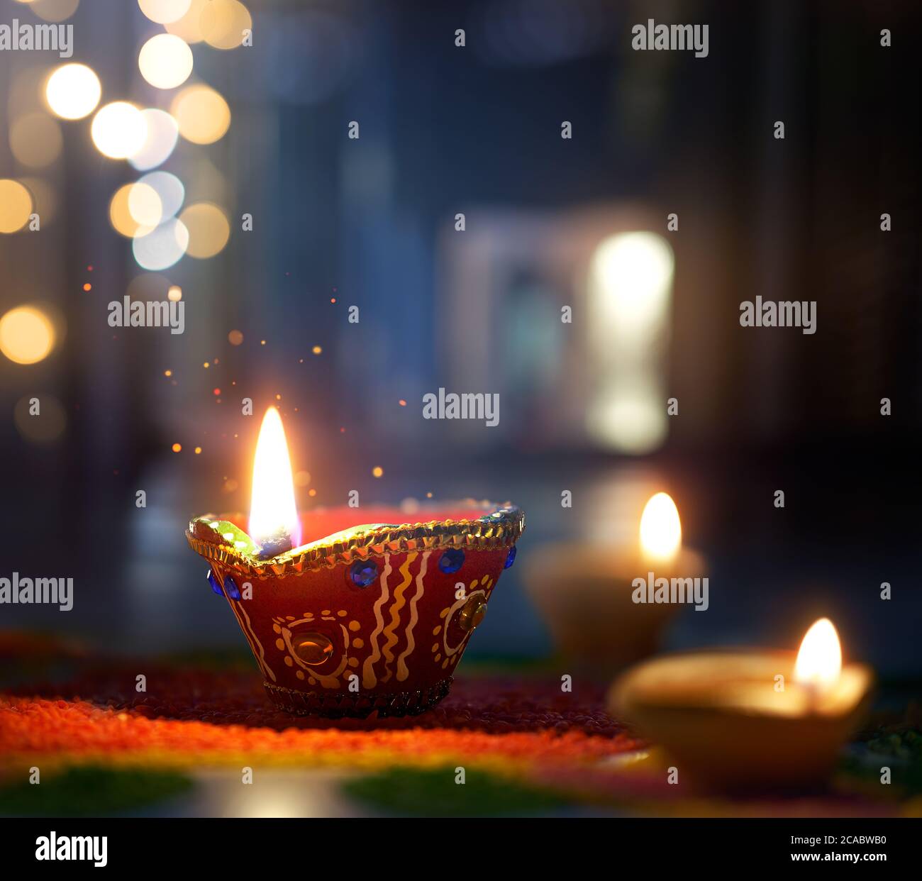 Happy Diwali, beleuchtete Diya-Lampe auf der Straße in der Nacht mit geringer Schärfentiefe Hintergrund Stockfoto