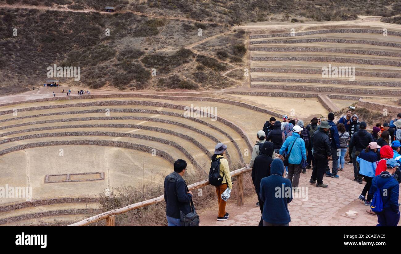 MORAY, PERU - 02. Jul 2020: Moray archäologische Stätte, Peru. Inca kreisförmige Landwirtschaft Terrassen Stockfoto