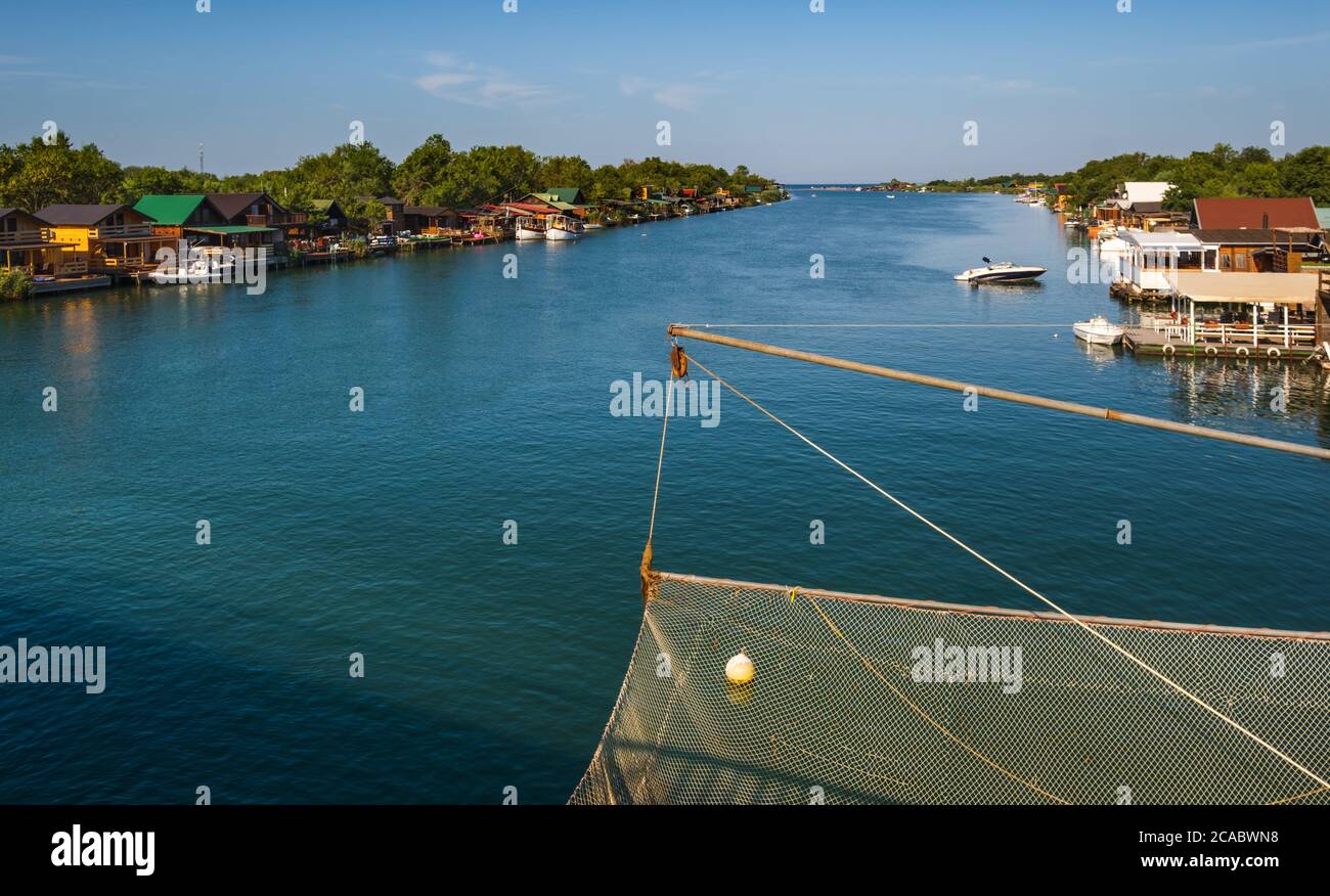 Flussdelta Bojana und Insel Ada in Ulcinj, Montenegro. - beliebtes Touristenziel mit langem Sandstrand und traditionellen Fischrestaurants. Stockfoto