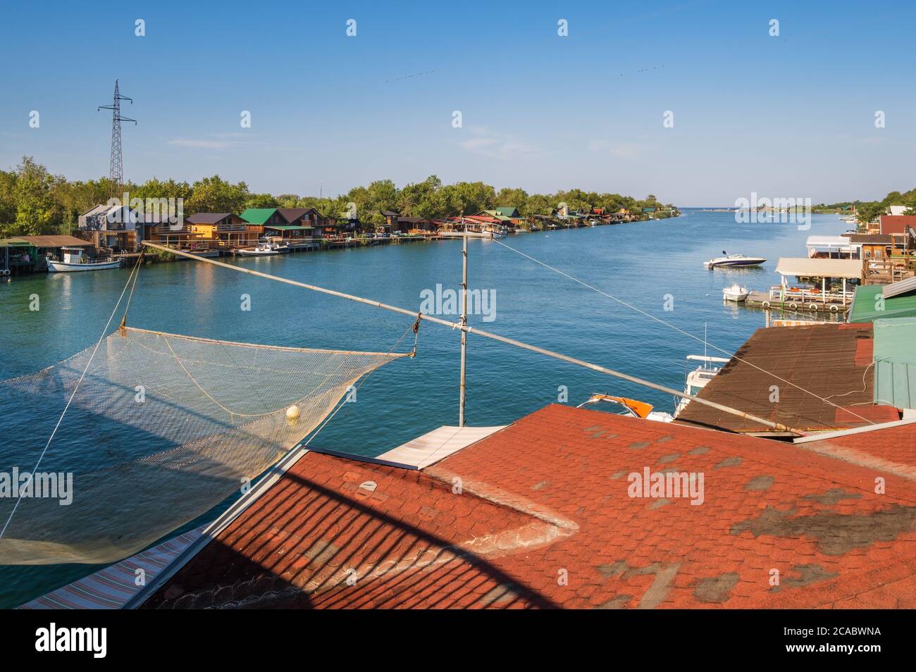 Bojana Flussdelta und Ada Insel in Ulcinj, Montenegro. - Es ist ein beliebtes Touristenziel mit langen Sandstrand und traditionellen Fisch-Restaurant Stockfoto