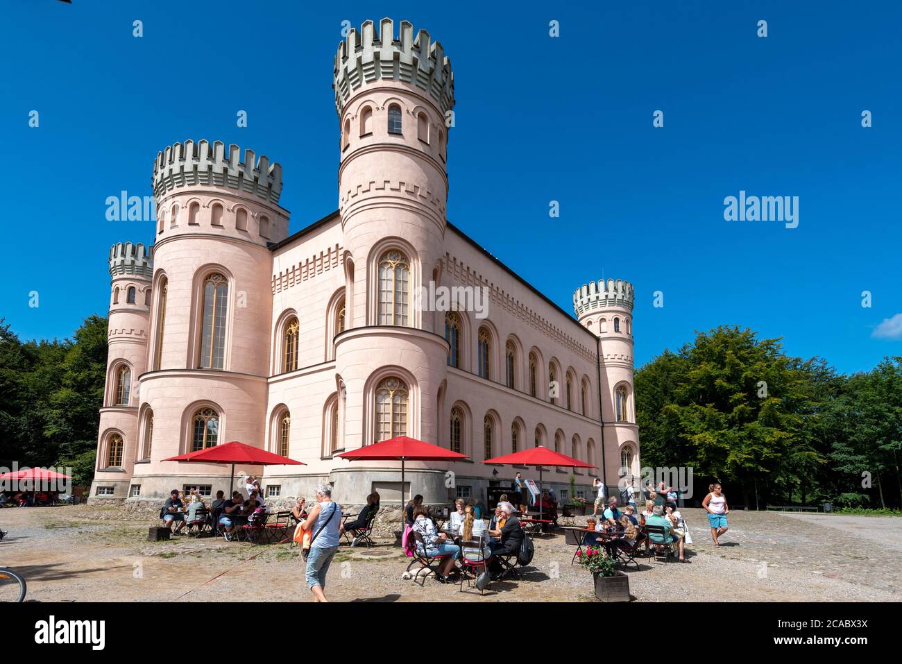 Binz, Deutschland. August 2020. Zahlreiche Urlauber besuchen das Jagdschloss am Tempelberg mitten in der Granitz, nur wenige Kilometer von den Ostseebädern Binz und Sellin entfernt. Quelle: Stephan Schulz/dpa-Zentralbild/ZB/dpa/Alamy Live News Stockfoto