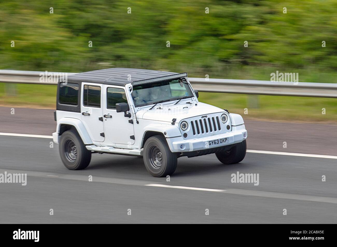 2013 White Jeep Wrangler Sahara UN-Ltd CR; Fahrzeugverkehr Fahrzeuge bewegen, Autos fahren Fahrzeug auf britischen Straßen, Motoren, Fahren auf der Autobahn M6-Netz. Stockfoto