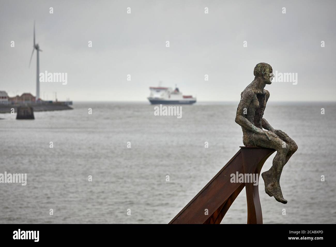 Heysham Skulptur von SCHIFF und zwei Figuren in Half Moon Bay von der Künstlerin Anna Gillespie in der Nähe des Hafens Stockfoto