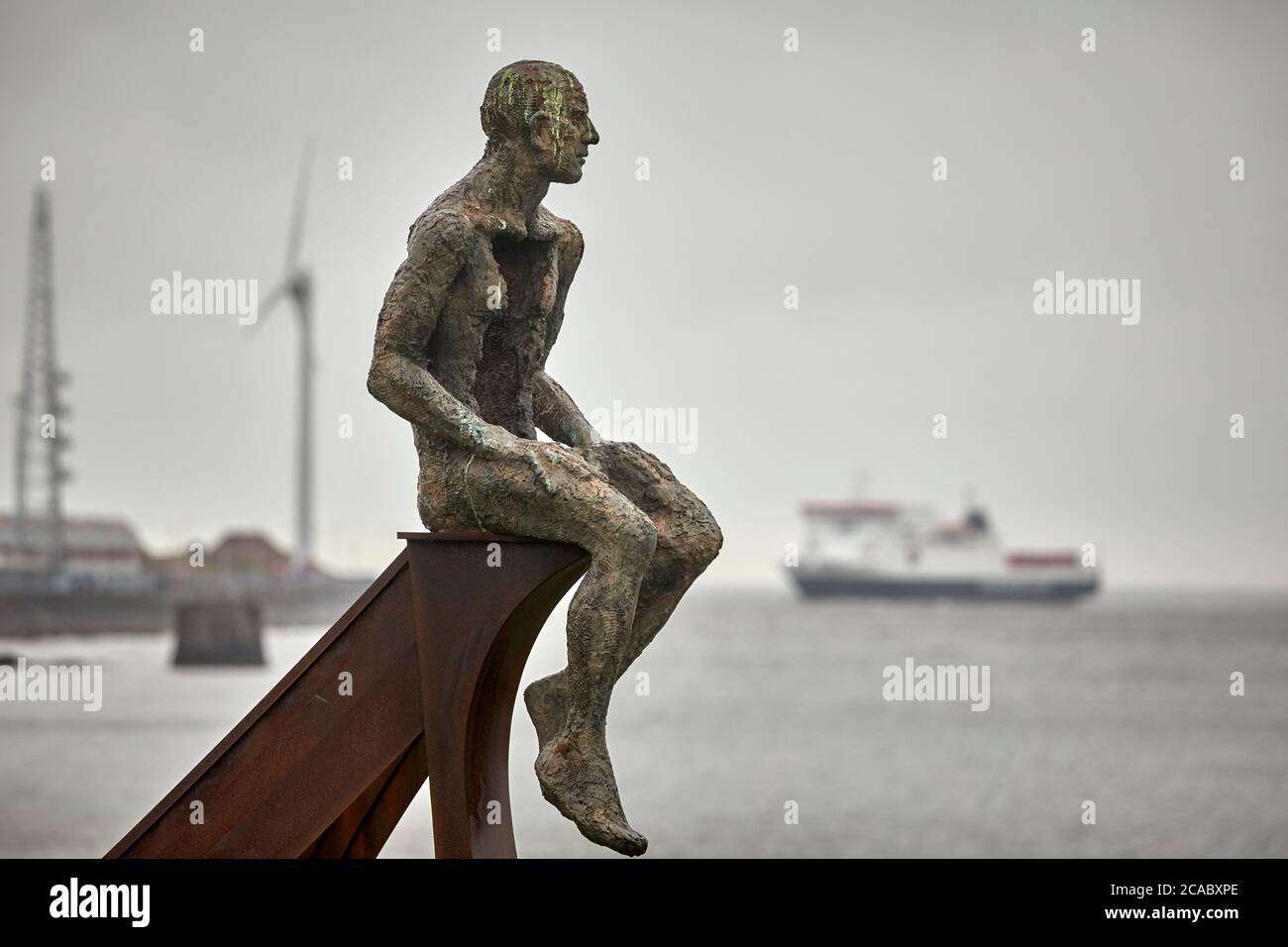 Heysham Skulptur von SCHIFF und zwei Figuren in Half Moon Bay von der Künstlerin Anna Gillespie in der Nähe des Hafens als Isle OF MAN DAMPFPAKET FIRMA Fähre arriv Stockfoto