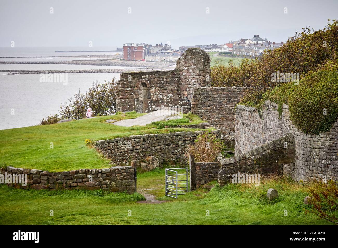 Heysham Cliff St Patrick's Chapel angelsächsischer Stil Eingang in den Ruinen mit Blick auf die Bucht Stockfoto