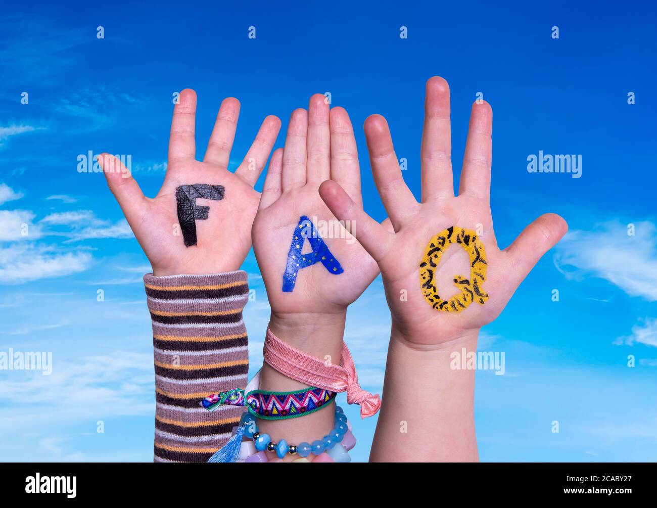 Kinder Hände Gebäude Wort FAQ, Blue Sky Stockfoto
