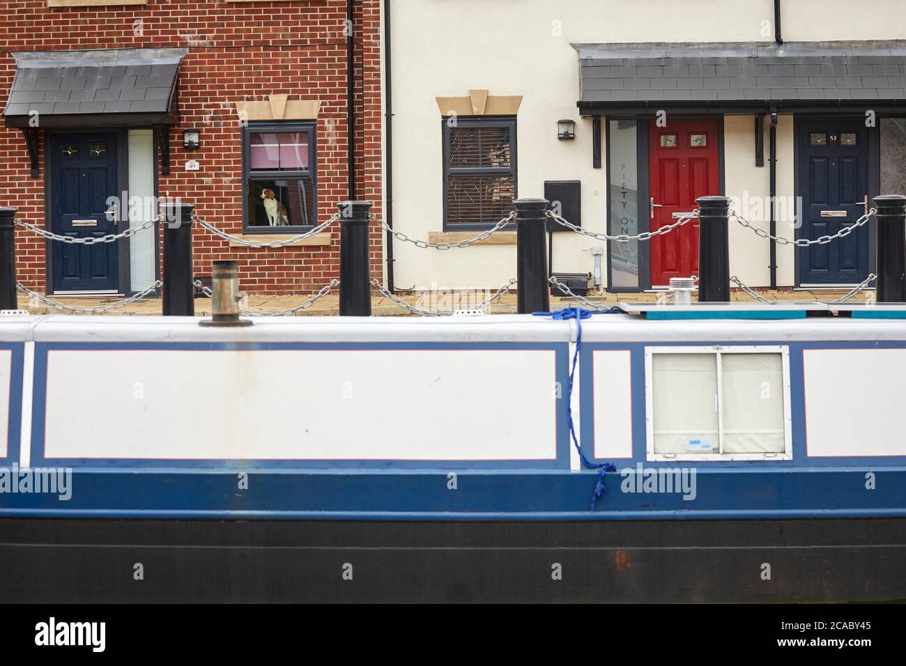 Aston Canal Greater Manchester, England Gehäuse Lager Vordertüren und Boote am Wasser Stockfoto
