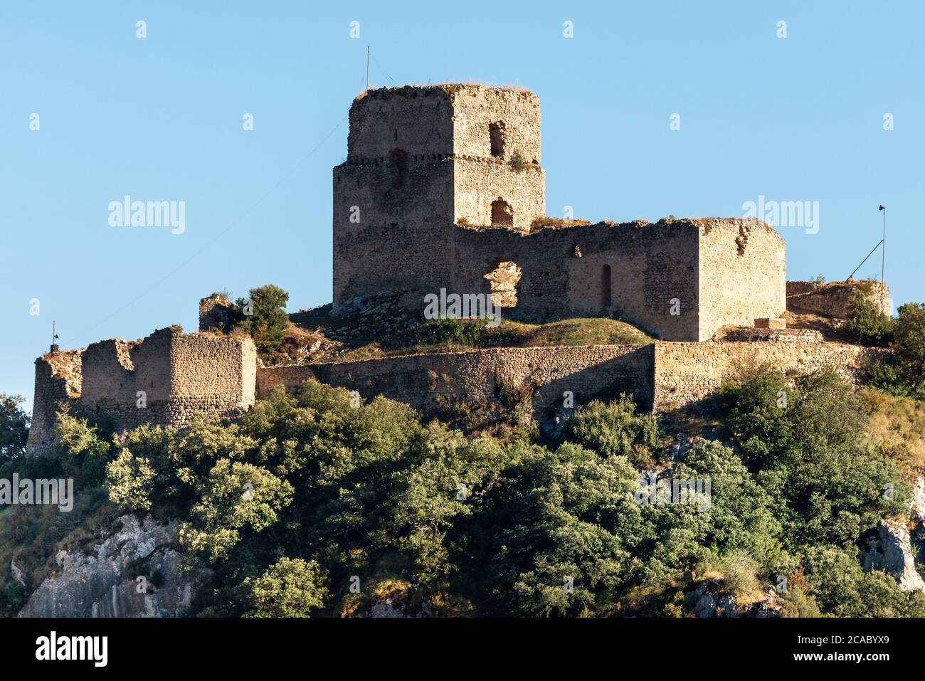 Burg von Ocio , Ruinen einer mittelalterlichen Burg des Königreichs Navarra im Inglares-Tal, Alava in Spanien Stockfoto