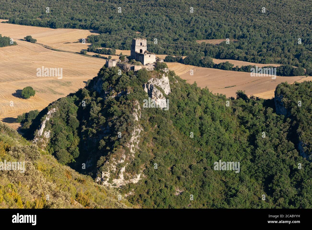 Burg von Ocio , Ruinen einer mittelalterlichen Burg des Königreichs Navarra im Inglares-Tal, Alava in Spanien Stockfoto
