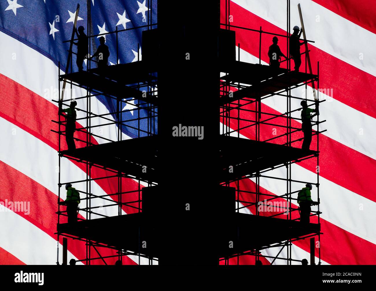 Bauarbeiter auf Gerüsten mit Stars and Stripes Flagge als Hintergrund. Konzeptbild: USA, amerikanische Wirtschaft, Arbeiter... Stockfoto