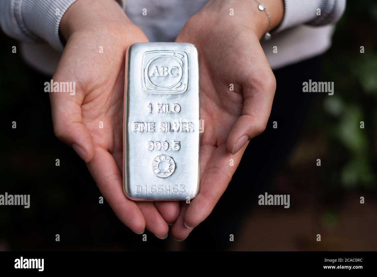 1 kg Riegel aus wertvollem Silber Stockfoto