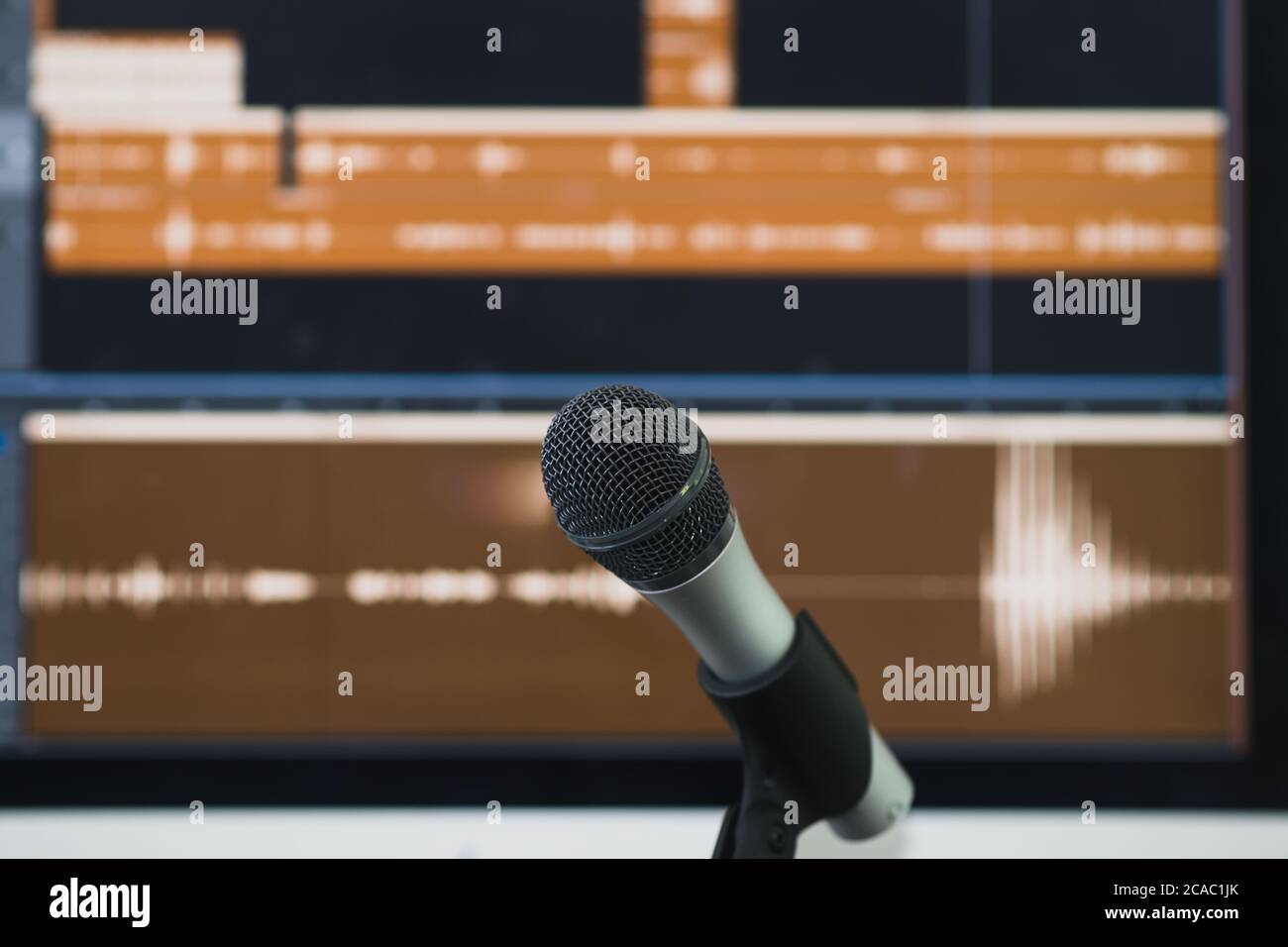 Mikrofon vor dem Computer Stockfoto
