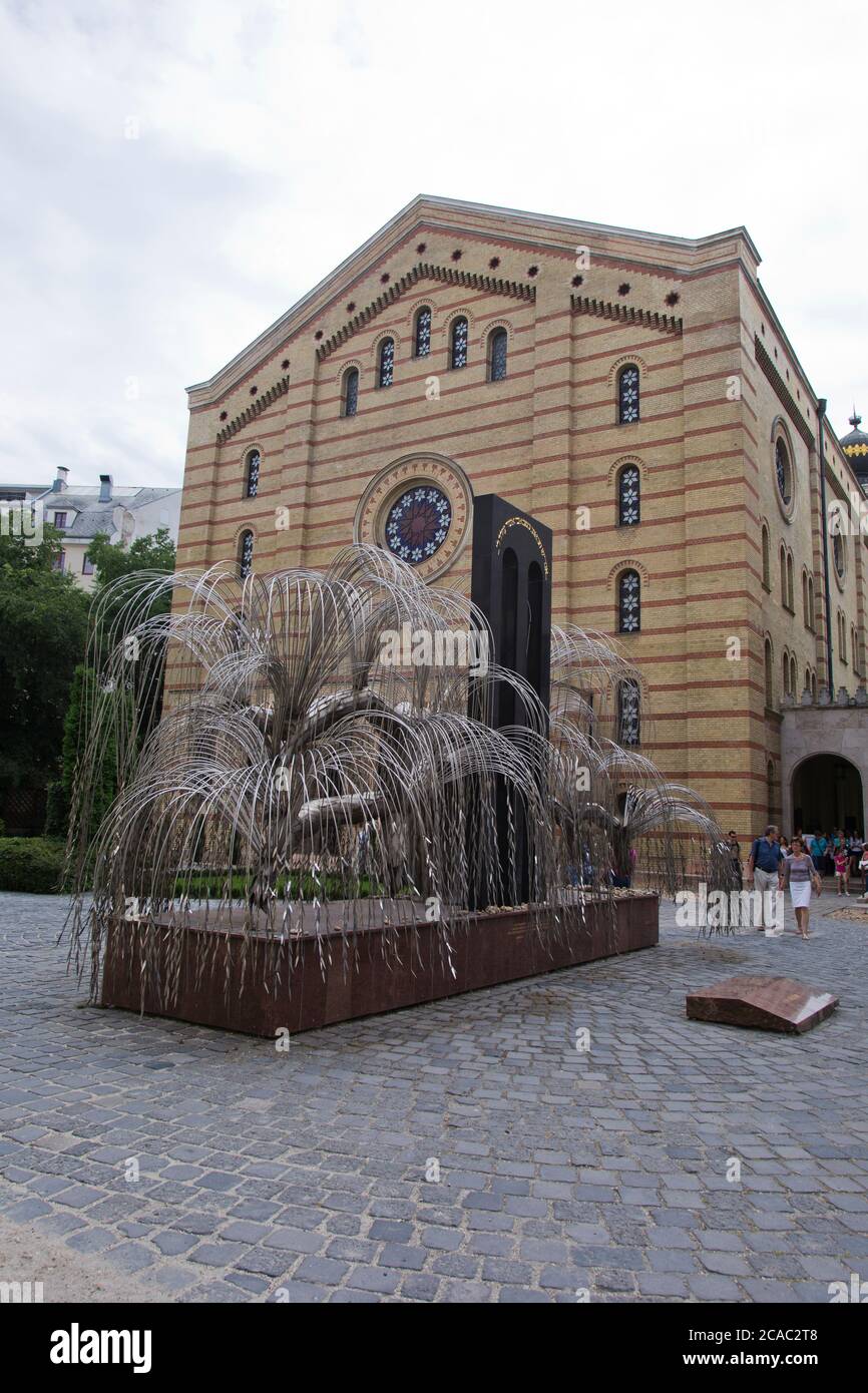Die Trauerweide Skulptur im Garten Denkmal der großen Synagoge in Budapest Stockfoto