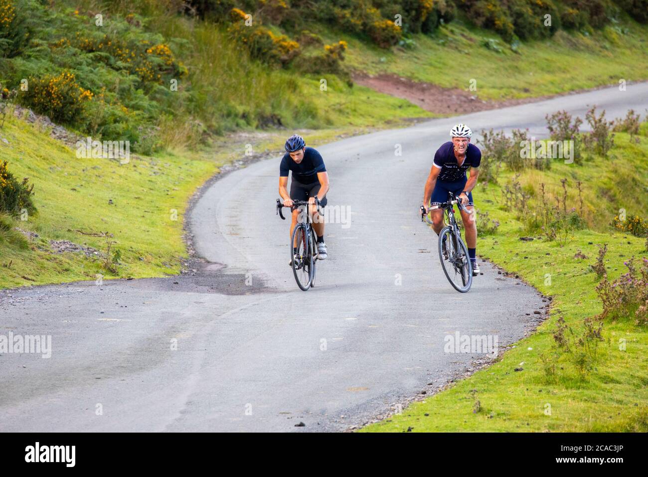 Denbighshire, North Wales, 6. August 2020. UK Wetter: Ein warmer Start in den Tag in der Clydian Range und in der Region von Oustanding Natural Beauty an der Grenze von Flintshire und Denbighshire in Nordwales. Am frühen Morgen Radfahrer in den Hügeln der Clydian Range, bevor das Wetter zu heiß wird, Denbighshire, Nordwales © DGDImages/AlamyLiveNews Stockfoto