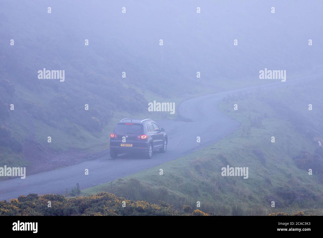Denbighshire, North Wales, 6. August 2020. UK Wetter: Ein warmer Start in den Tag in der Clydian Range und in der Region von Oustanding Natural Beauty an der Grenze von Flintshire und Denbighshire in Nordwales. Ein mortoristischer, der durch Nebel und Nebel am frühen Morgen durch die Clydian Range in Denbighshire reist © DGDImages/AlamyLiveNews Stockfoto