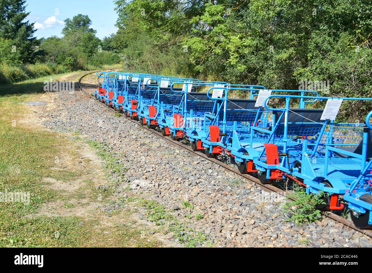 Velorail Pedal angetriebene Trolleys auf einer stillgehobenen Eisenbahn in Frankreich Stockfoto