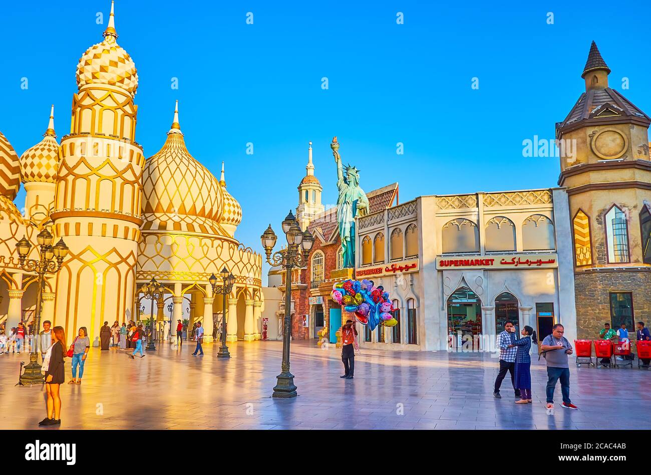 DUBAI, VAE - 5. MÄRZ 2020: Das östliche Tor der Welt des globalen Dorfes Dubai Nachbarn mit Repliken der beliebtesten Wahrzeichen der Welt, su Stockfoto